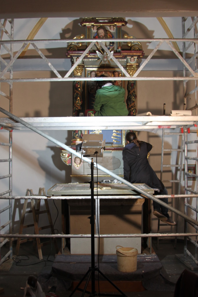 Restaurierung auf Gerüst in der Kapelle in Wiesemscheid, eifel