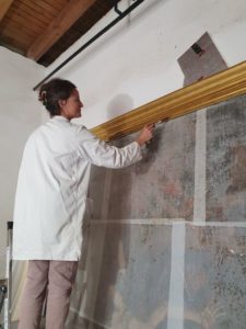 Restaurierung eines Bilderrahmens, Facing an einem großen Gemälde aus einer Kirche, Restaurierungsatelier, Koblenz, Bonn