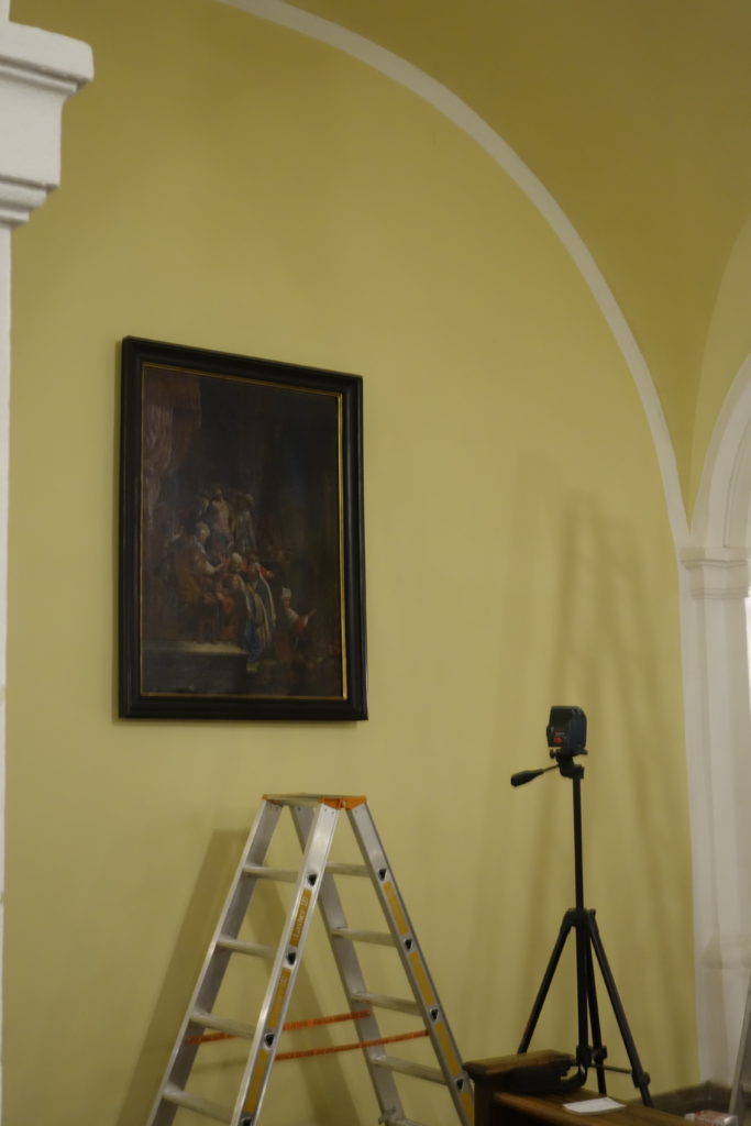 Gemälde aufhängen, Restaurator, Kirche, Trier, Luxemburg, Saarland