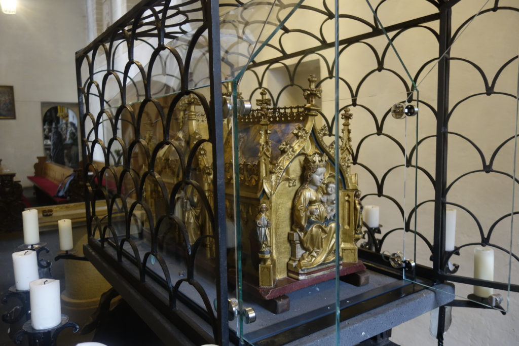 Restaurierung einer gotischen Muttergottes, Skulptur aus Holz mit farbiger Fassung, Castorschrein, Trier, Köln, Bonn