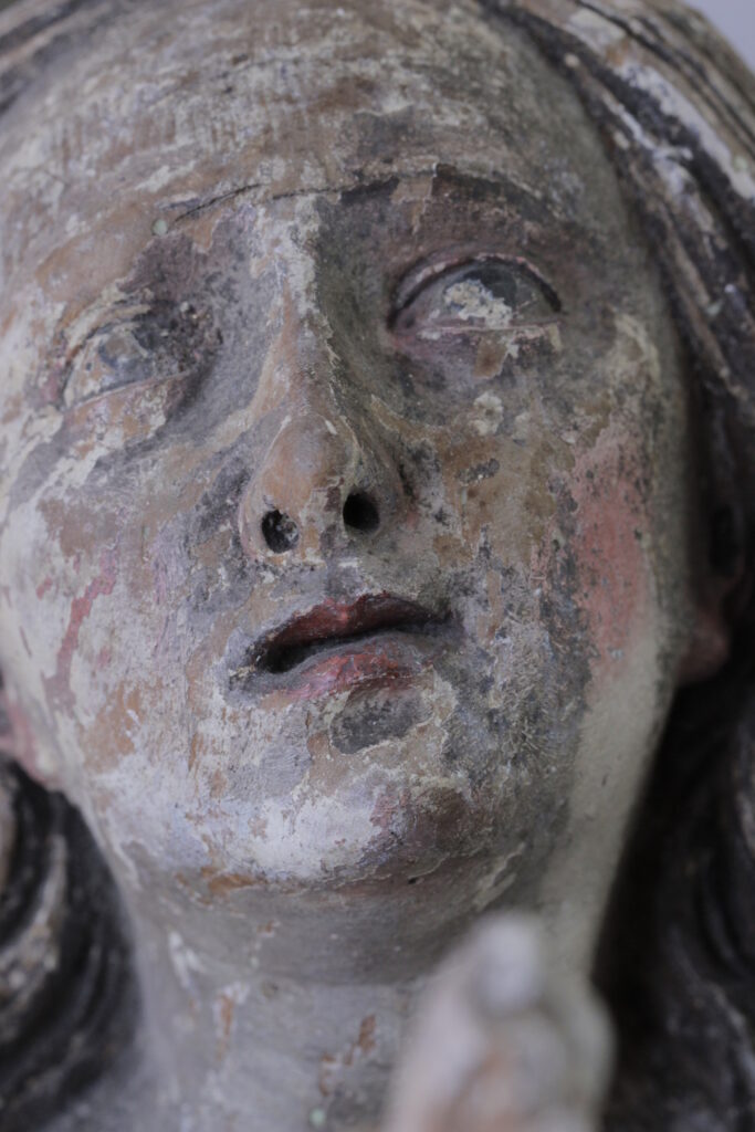 Skulptur vor der Restaurierung, Ulm, Restaurator, retuschieren