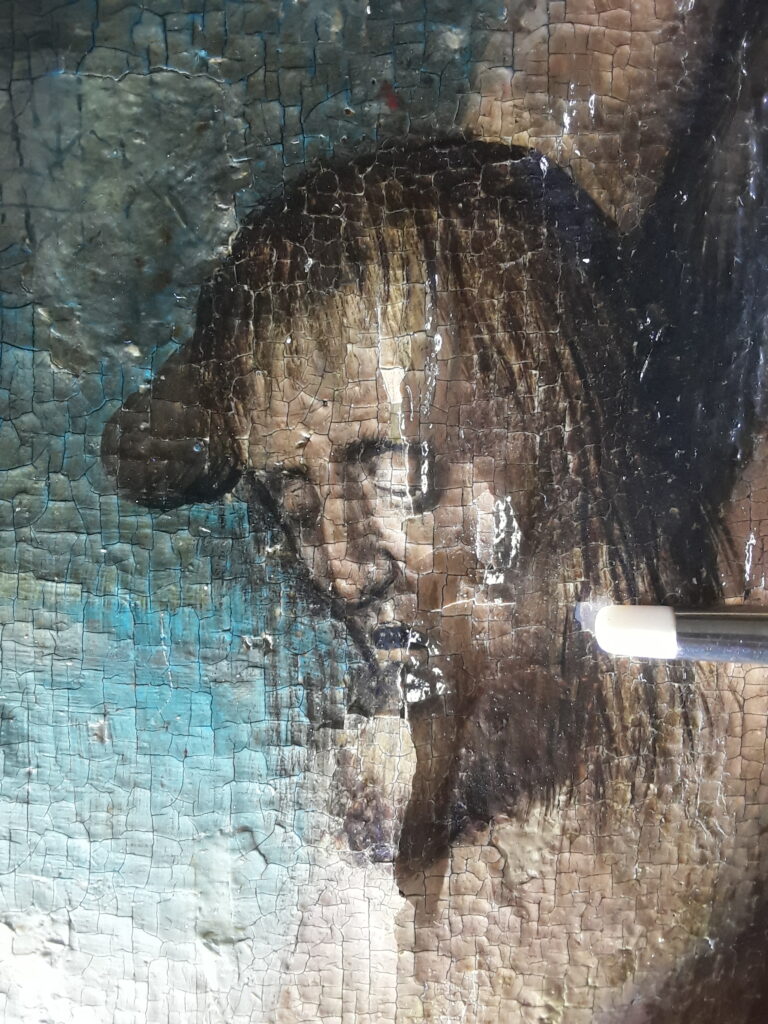 Makroaufnahme des Schadensbildes: Akute Dachbildung und abblätternde Bildschicht infolge von Holzschwinden des Eichenträgers.