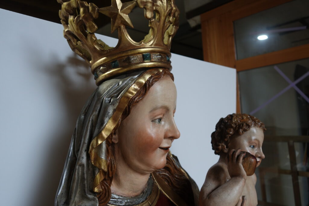 Holzskulptur Muttergottes, Maria mit dem Kinde, geschnitzte Figur, Statue