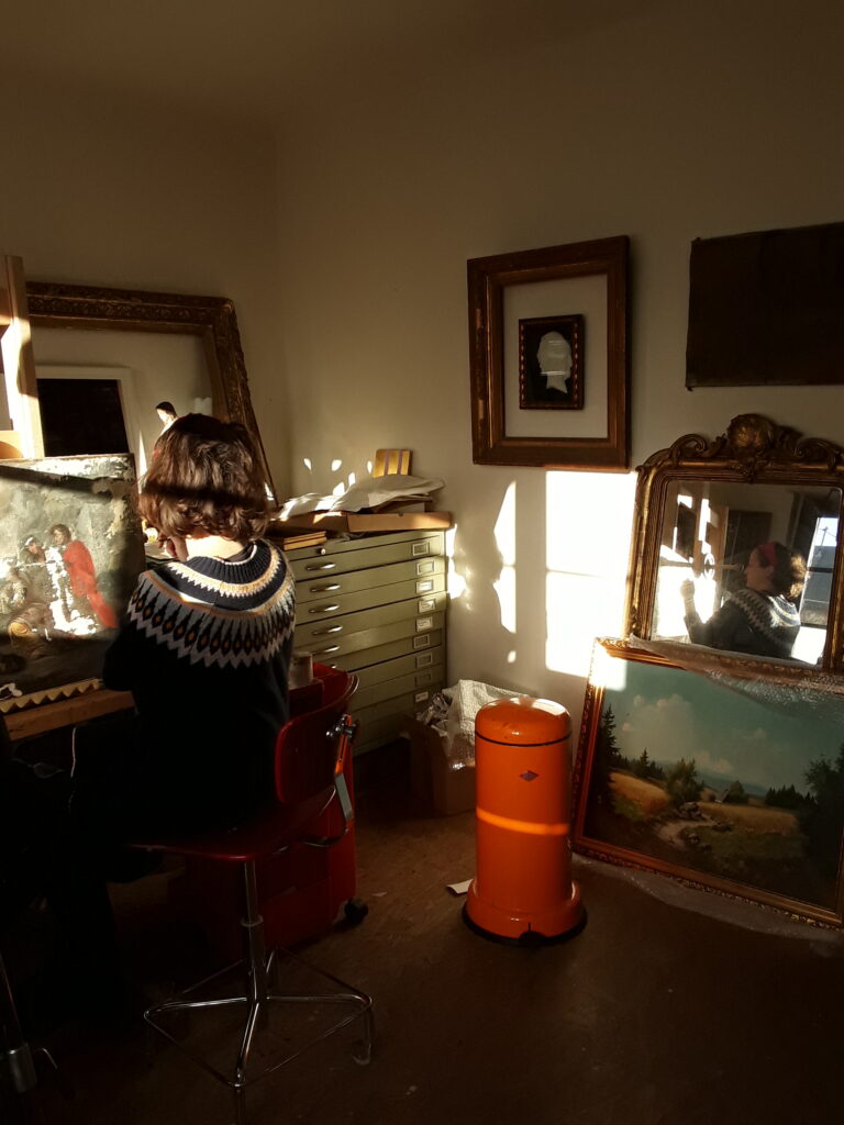 Restauratorin Katrin Etringer im Atelier